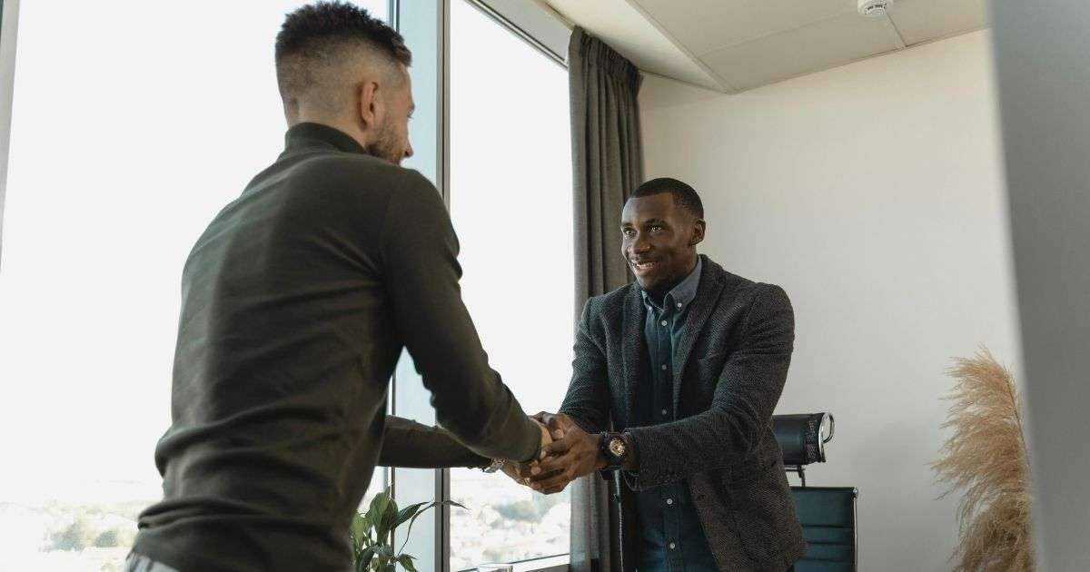 Dos personas celebrando que una de ellas ha encontrado trabajo